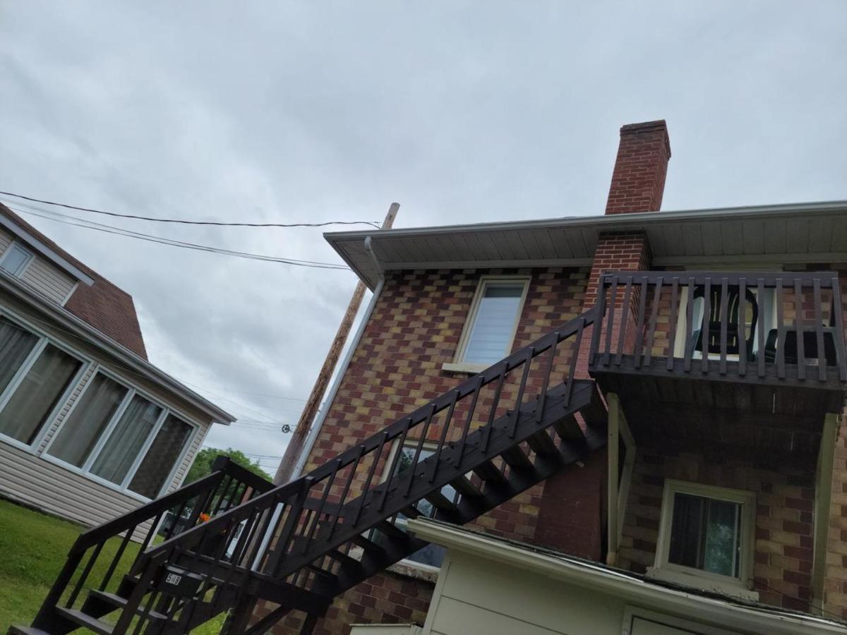 Quiet Cozy Apartment Next To Highway Wifi+Netflix Edmundston Buitenkant foto