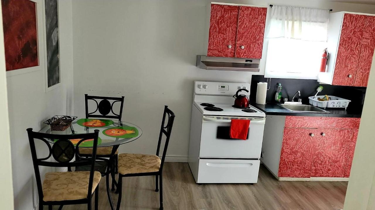 Quiet Cozy Apartment Next To Highway Wifi+Netflix Edmundston Buitenkant foto